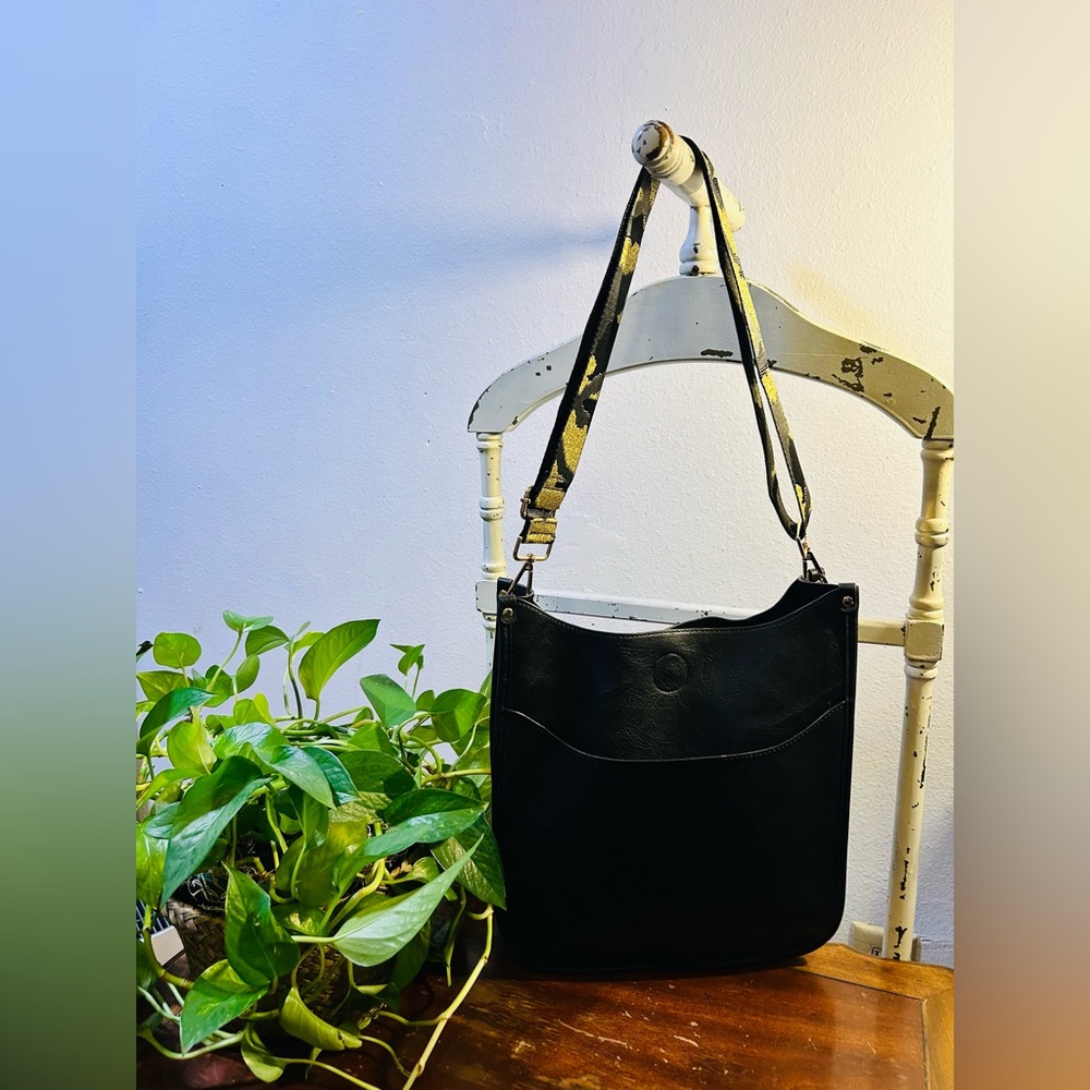 Vegan Leather Sleek Black Crossbody Bag with Modern Design